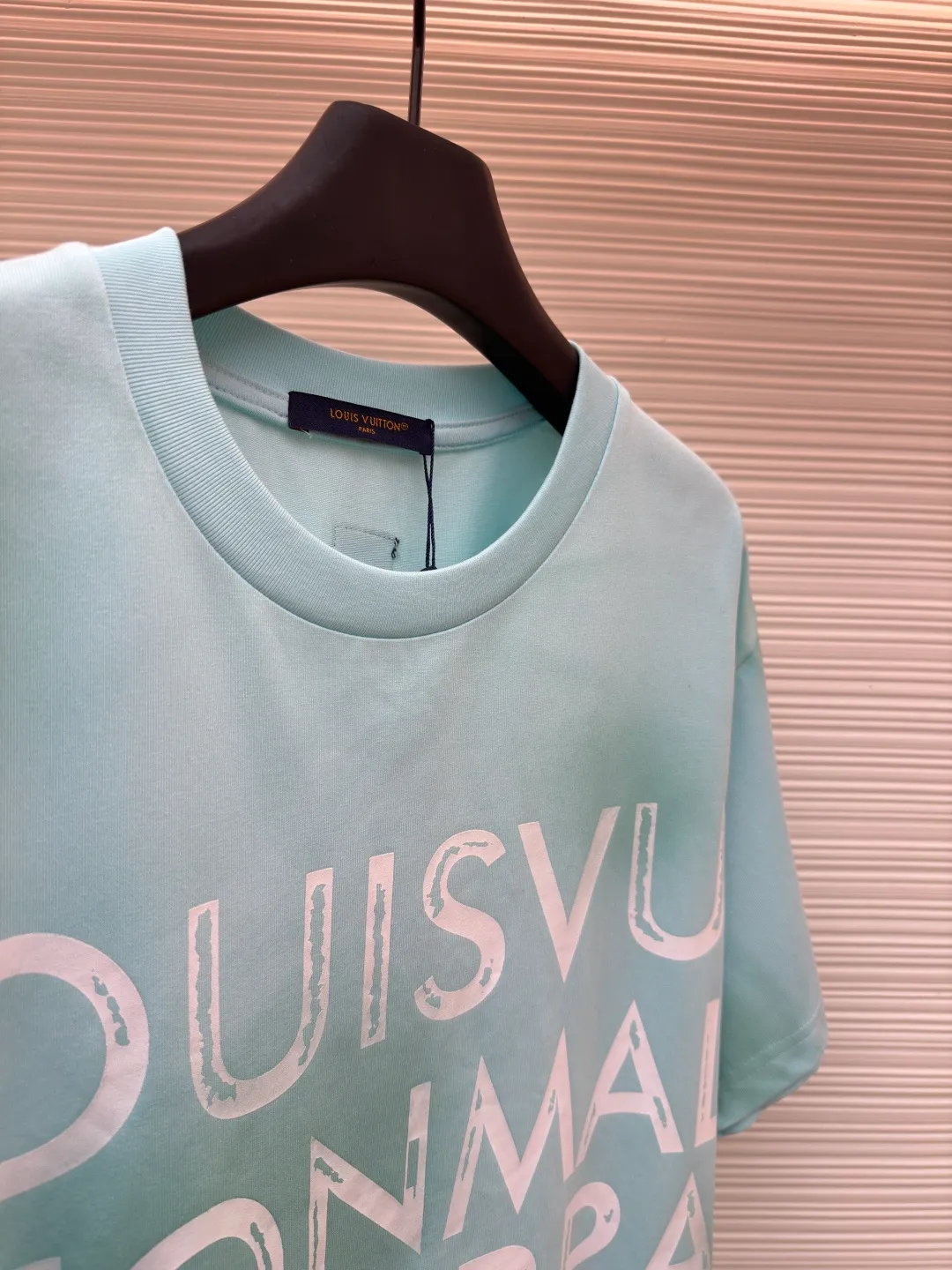 LOUIS VUITTON tie-dye printed cotton T-shirt ●Original version: Purchased and developed for 8500 ●Item number: 1682282-A15 ●Fabric: cotton fabric ●Technology: tie-dye printing production ●Color: blue ●Version: fitted version ●Weight: about 300 grams ●Size: S-M-L-XL ●Description: This Louis Vuitton letter-printed short-sleeved T-shirt is made of high-count combed cotton fabric. It has been treated with pre-washing water to achieve a soft and skin-friendly touch while avoiding shrinkage and deformation after wearing. The body of the shirt has a fresh mint green tone. The color is dyed through an environmentally friendly reactive dyeing process. It has high color fastness and is not easy to fade after being washed for a long time. The front letter printing uses imported glue screen printing technology and is completed in multiple overprints. The edges of the fonts are clear and textured, forming a natural concave and convex contrast with the fabric. The body is cut into a loose off-shoulder version, and the shoulder seams are embedded with a clipping process. The lines are smooth and have no irritation on the skin. The neckline is equipped with a double-needle ribbed hemming design, which is durable and not easy to loosen. Every stitch strictly follows the brand's craftsmanship standards. The details highlight the rigor and sophistication of luxury product production. The brand's classic logo and modern craftsmanship are integrated to create a ready-to-wear effect with both texture and design. The overall wiring is straight and delicate, the fabric is comfortable and soft, and the color is consistent without color difference. It can be matched with the same style to create a fashionable look and control various occasions. Customized accessories, complete with three standards, same style for men and women!